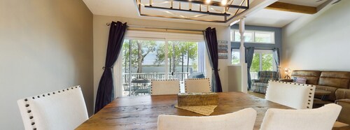 Lakefront Cozy 3 Bedroom 2 Bath with Breathtaking Views