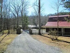 المنطقة المحيطة بالمنشأة