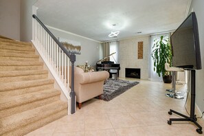 TV, fireplace - Luxurious 5-bedroom house with pool, grand piano and massage chair in Houston (Houston)