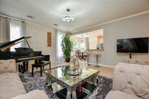 TV, fireplace - Luxurious 5-bedroom house with pool, grand piano and massage chair in Houston (Houston)