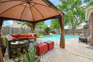 Pool - Luxurious 5-bedroom house with pool, grand piano and massage chair in Houston (Houston)