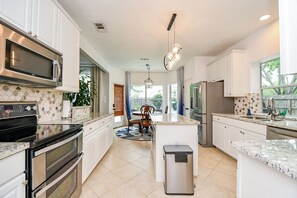 Microwave, oven, stovetop, dishwasher - Luxurious 5-bedroom house with pool, grand piano and massage chair in Houston (Houston)