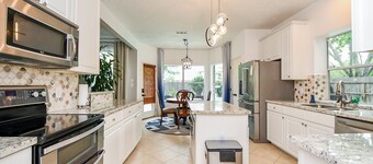 Luxurious 5-bedroom house with pool, grand piano and massage chair in Houston