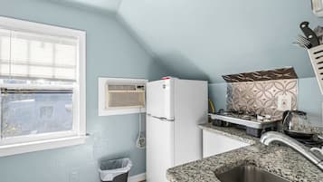 Cafetière/bouilloire, batterie de cuisine, vaisselle et ustensiles