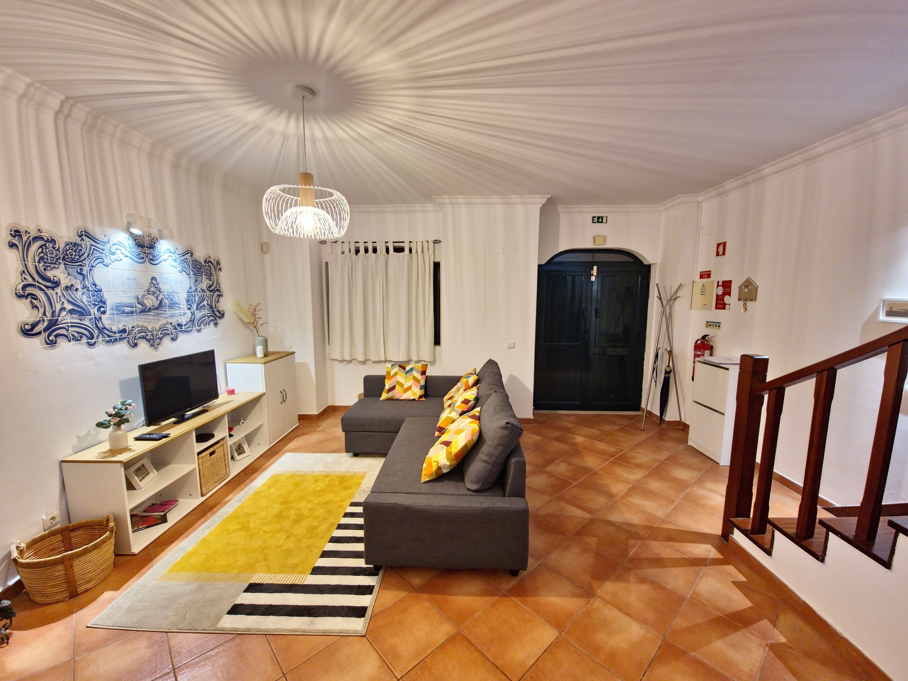 Smart TV, chimenea, libros