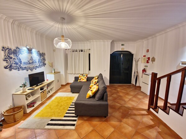 Een smart-tv, een open haard en boeken