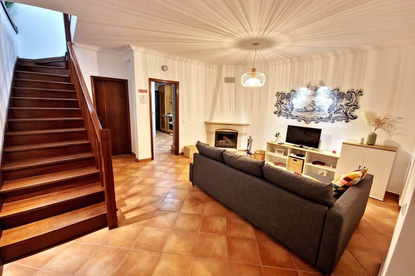 TV connectée, cheminée, livres