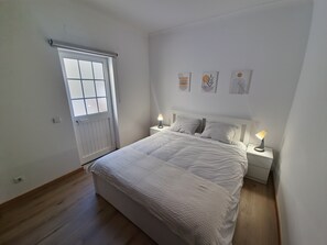 3 slaapkamers, een strijkplank/strijkijzer, reisbedje, gratis wifi