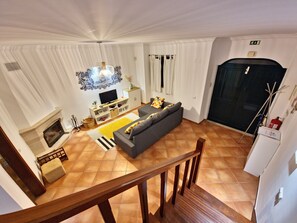 Een smart-tv, een open haard en boeken