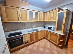 ثلاجة، ميكروويف، فرن، موقد طهي مسطح