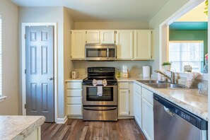 Fridge, microwave, oven, stovetop - Stylish Durham Retreat • 3BR, Private Backyard • Near NCCU, Duke & Downtown (Durham)