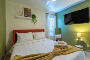 3 bedrooms, desk, iron/ironing board, travel cot - Stylish Durham Retreat • 3BR, Private Backyard • Near NCCU, Duke & Downtown (Durham)