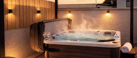 Outdoor spa tub
