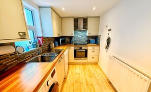 Private kitchen - Peaceful Seaside Home in Newcastle near Mourne Mountains & Royal Co Down Golf (Newcastle)
