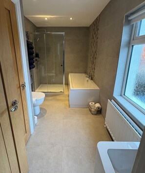 Dusj, hårføner, håndklær og såpe