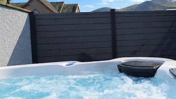 Tina de hidromasaje al aire libre