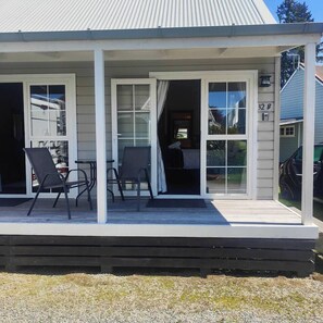 Exterior detail - Huka Villas-Apartment-Lake Taupo -couples hideaway or solo retreat (Taupō)