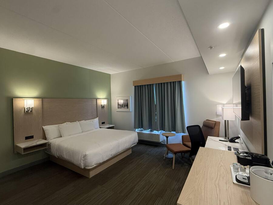 Standard Room, 1 King Bed, Accessible, Non Smoking | Hypo-allergenic bedding, desk, blackout drapes, iron/ironing board