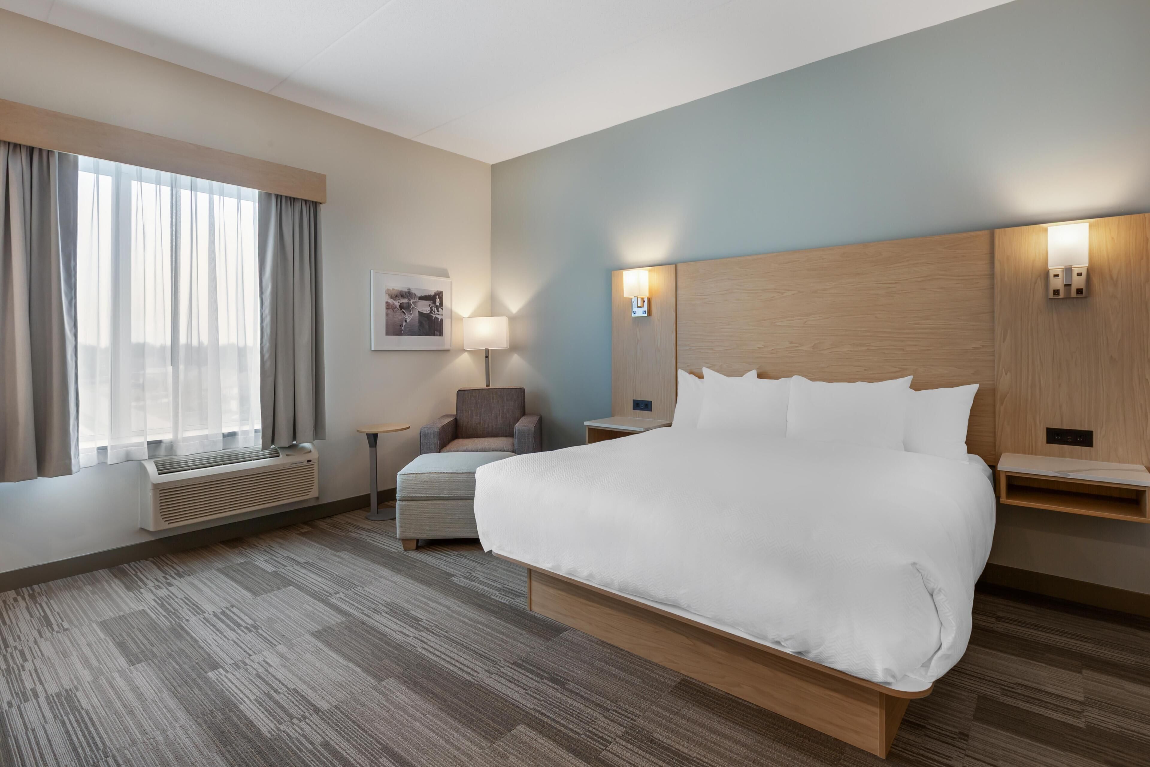 Standard Room, 1 King Bed, Accessible, Non Smoking | Hypo-allergenic bedding, desk, blackout curtains, iron/ironing board