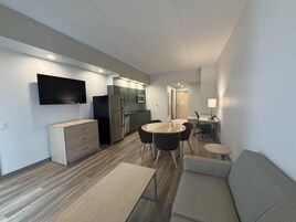 Suíte, 1 cama King, para não fumantes, cozinha (with Sofabed, Full Kitchen) | Roupas de cama antialérgicas, escrivaninha, cortinas blackout