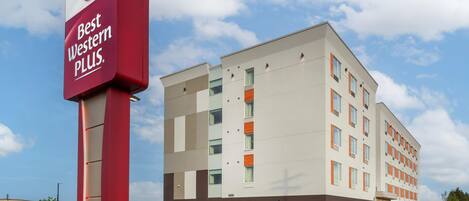 Et hotel med flere etager, med et skilt der siger 'Best Western PLUS'.