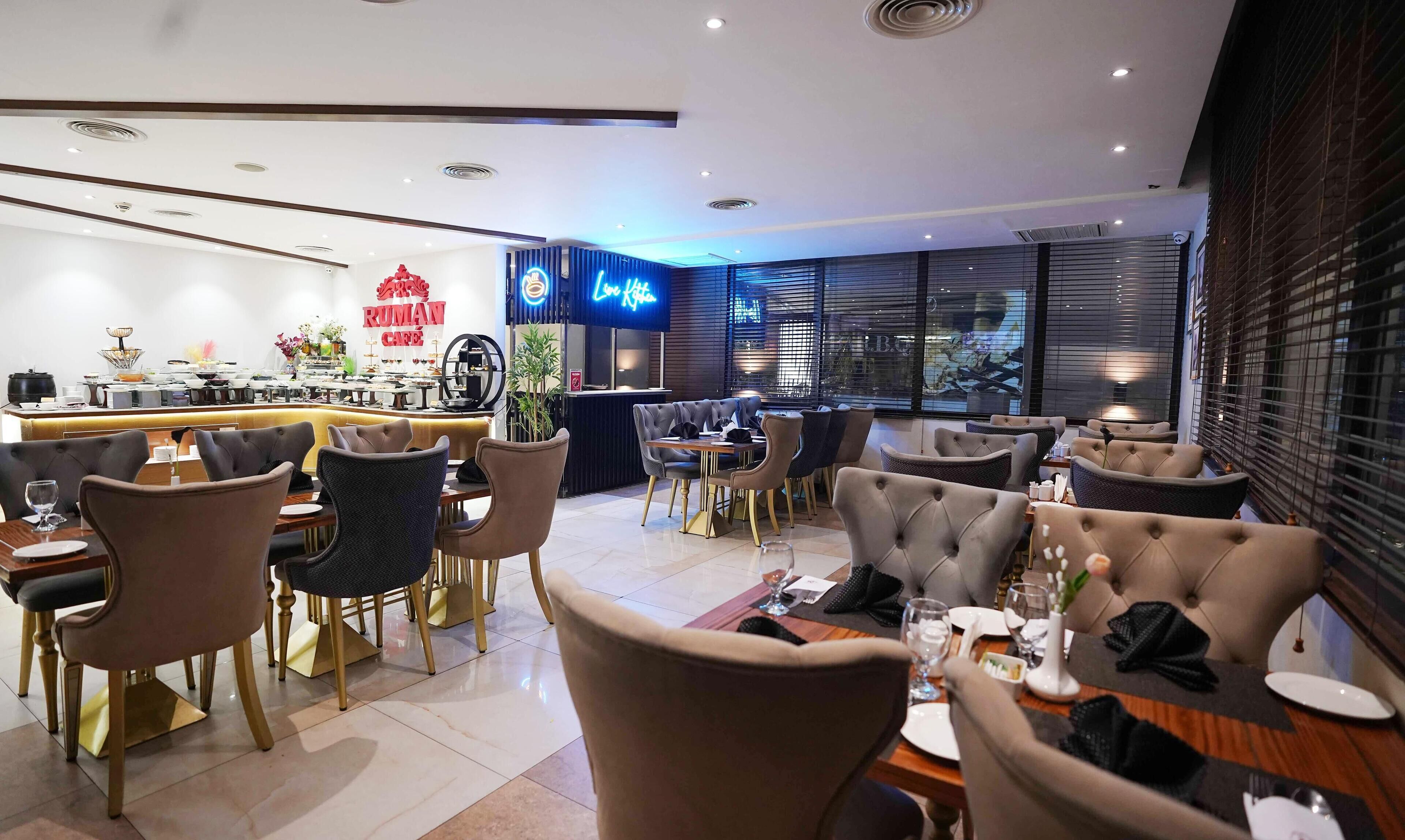 Un restaurante moderno con una zona de bar, asientos con sillas acolchadas y un menú a la vista.