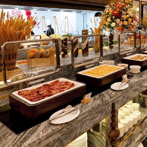 Petit déjeuner buffet servi tous les jours en supplément