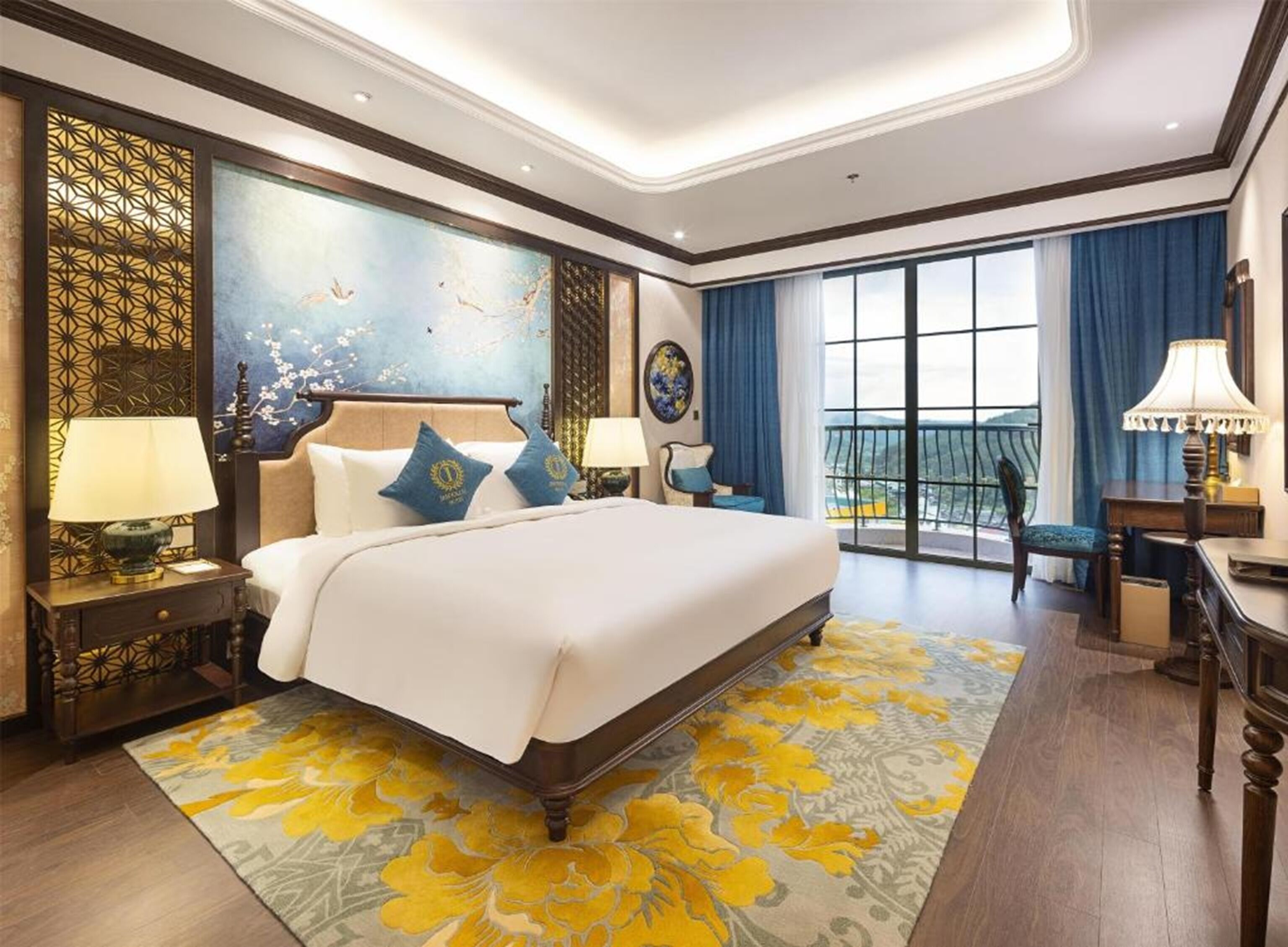 Une chambre d’hôtel spacieuse, dotée d’un grand lit, d’un balcon avec vue et d’un mur décoratif.