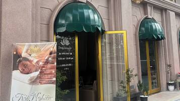 Un edificio de spa con un letrero que dice 'Danny Luxury Spa' y un cartel que enumera servicios como masajes y tratamientos corporales.