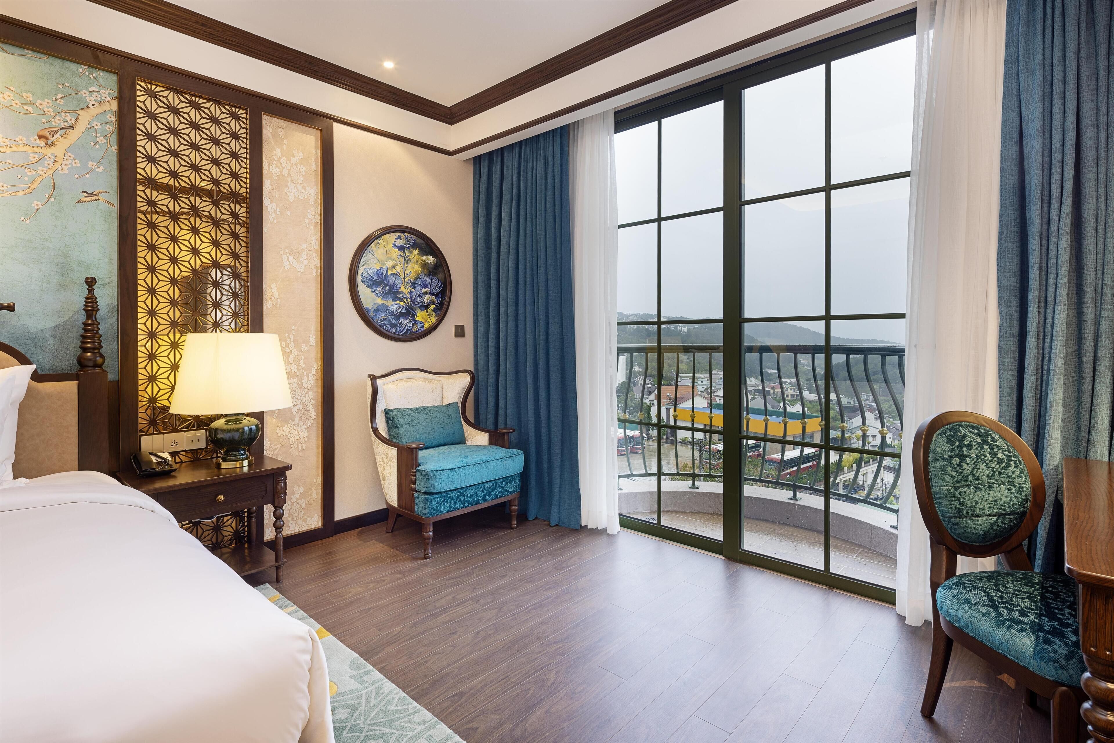 Executive Room, 1 Queen Bed, Non Smoking, Balcony