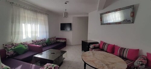 Tŕés propre appartement qui situe à catiér calabonita 5 min de la garre routiére