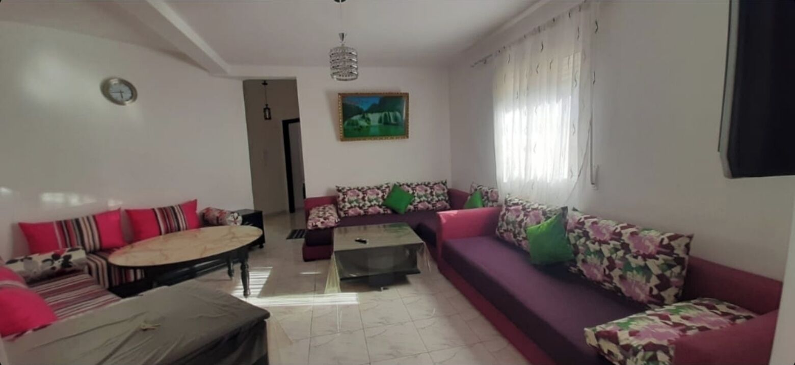 Una sala de estar con un conjunto de sofá, una mesa de centro y una mesa de comedor.