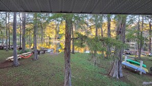 Ein Blick auf einen Seeuferpark mit Picknicktischen, einer Hängematte und einem Kanodock.