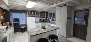 ثلاجة، ميكروويف، فرن، موقد طهي مسطح