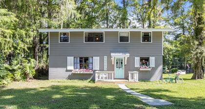 Rainbow River! Kayaks/Tubing/Sauna Sleeps 12
Triple R Retreat Rest-Relax-Repeat