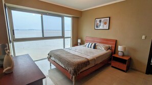 Iron/ironing board, WiFi, bed sheets, wheelchair access