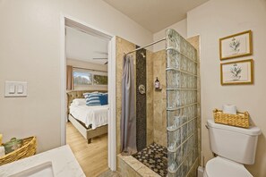 Een douche, een haardroger, handdoeken, zeep