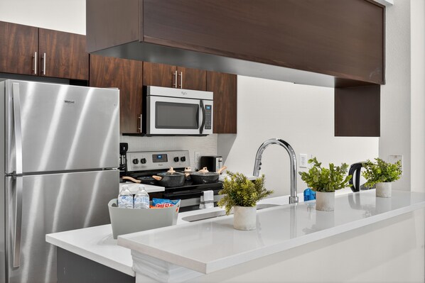 Microondas, horno, parrilla de estufa y lavavajillas 