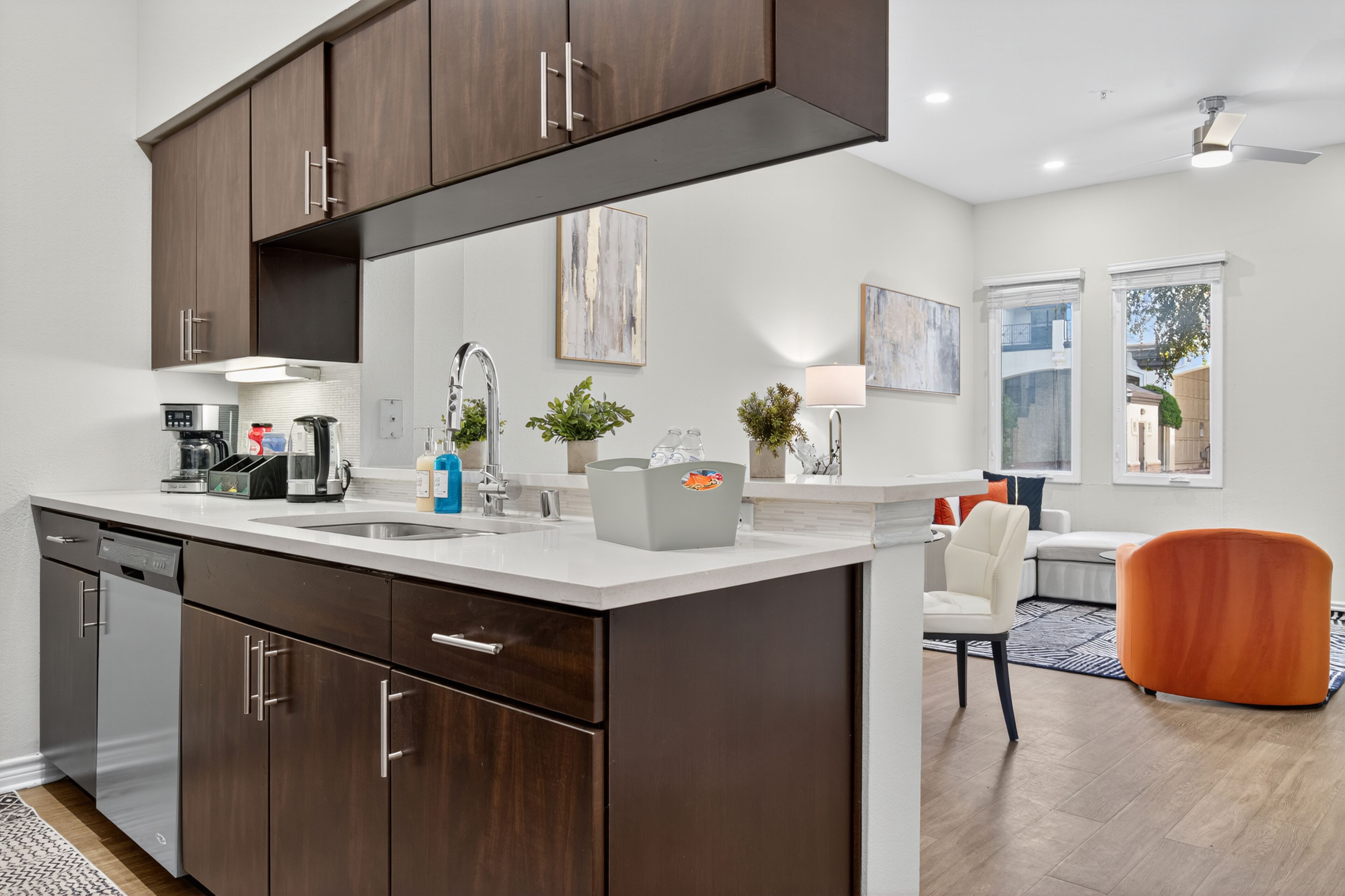 Micro-ondes, four, plaque de cuisson, lave-vaisselle