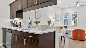 Micro-ondes, four, plaque de cuisson, lave-vaisselle