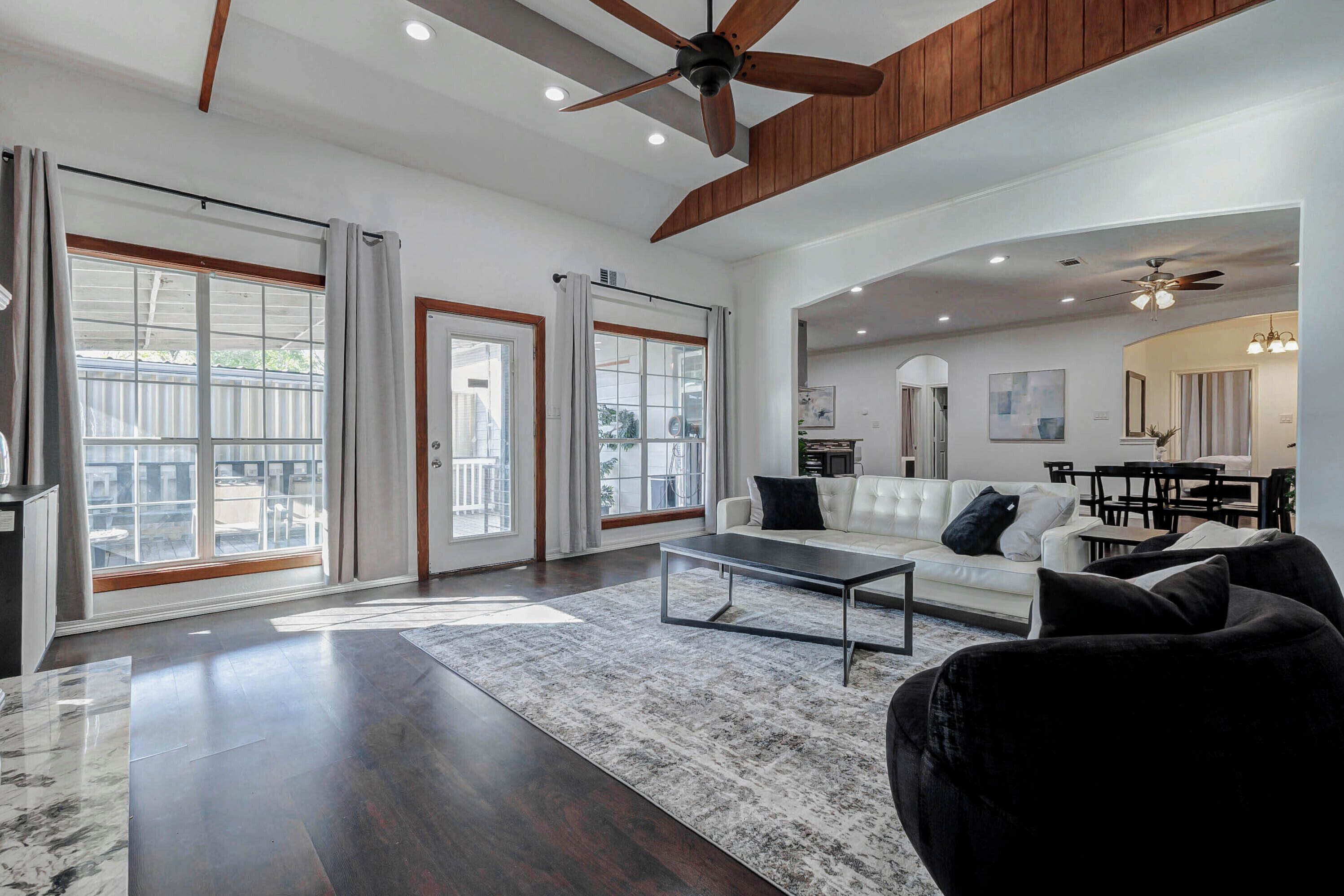 Televisión y chimenea 