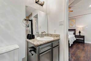 Dusj, hårføner, håndklær og såpe