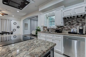 Microwave, oven, stovetop, dishwasher - Spacious Houston Retreat, 17 Mins to Downtown, Perfect for Groups & Celebrations (Houston)