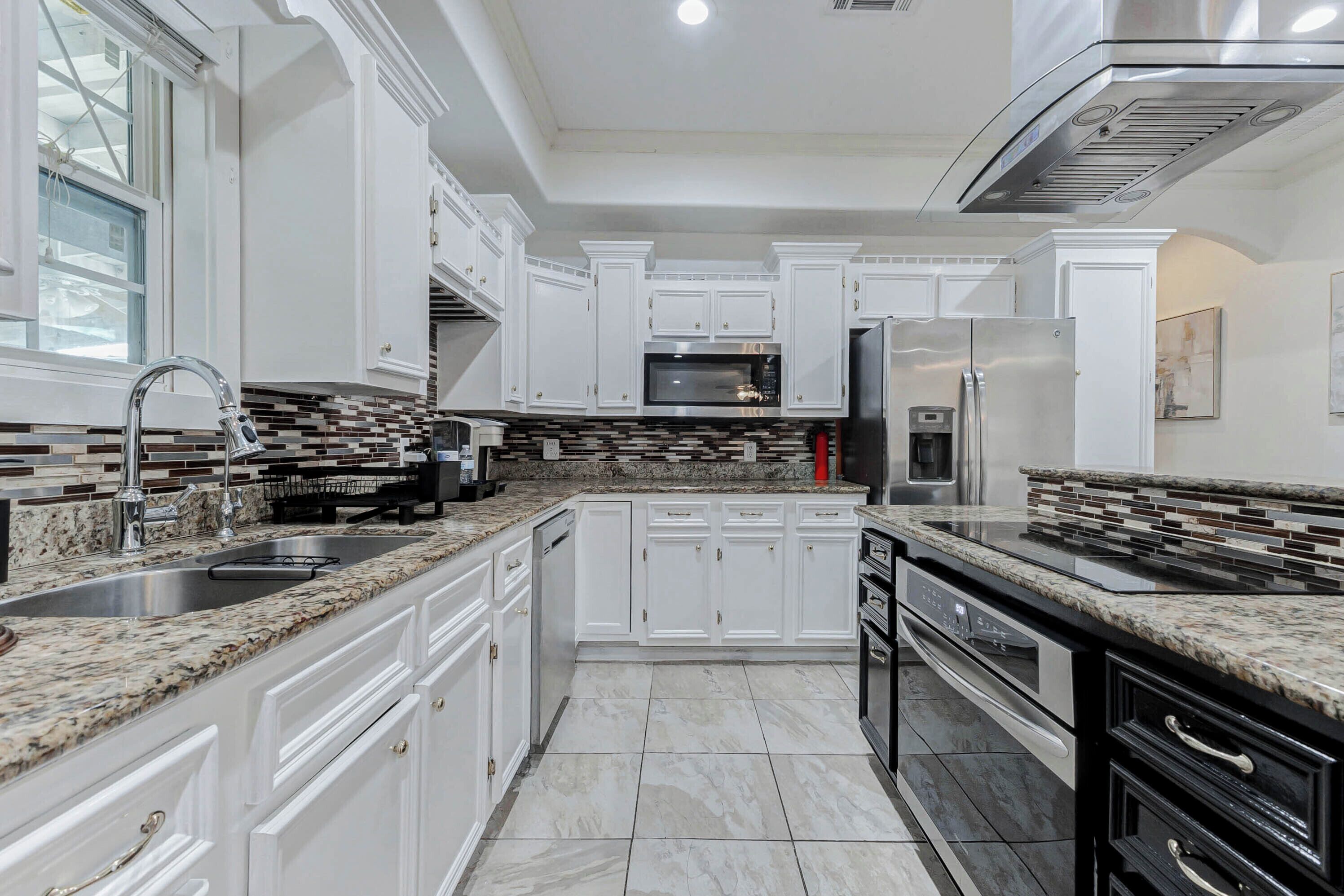 Mikrovågsugn, ugn, spishäll och diskmaskin