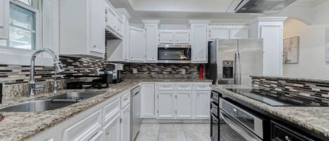 Mikrovågsugn, ugn, spishäll och diskmaskin