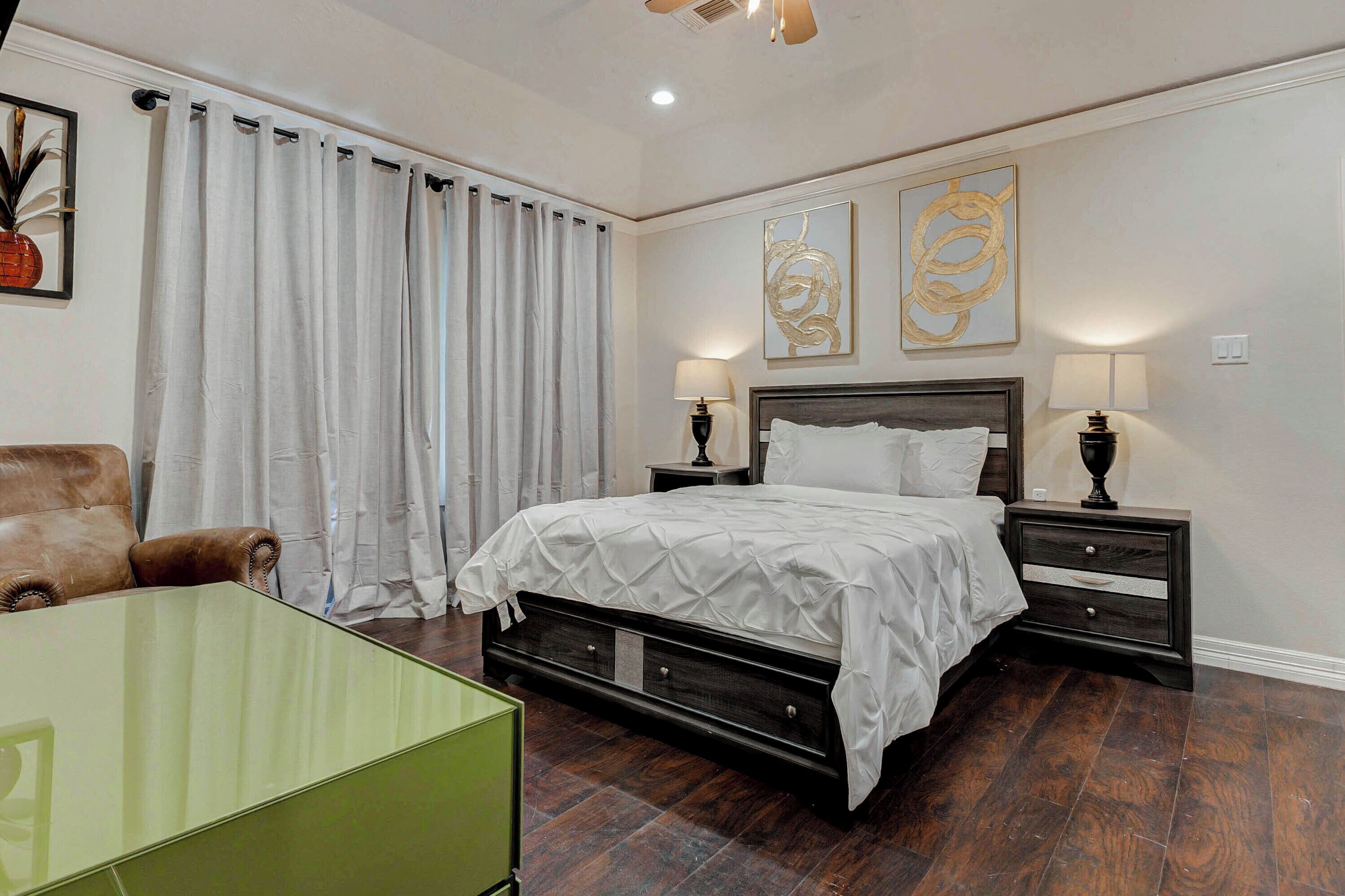 3 habitaciones, tabla de planchar con plancha, wifi y ropa de cama 