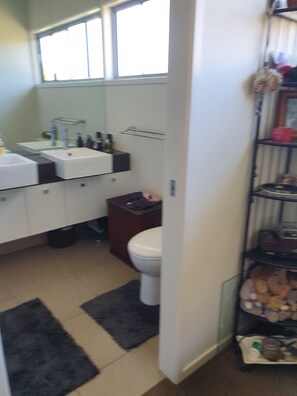 Regadera, secadora de cabello, jabón 