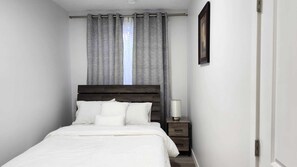 2 bedrooms, iron/ironing board, WiFi, bed sheets - Bright & Cozy 1 BR Suite Near WEM (Edmonton)