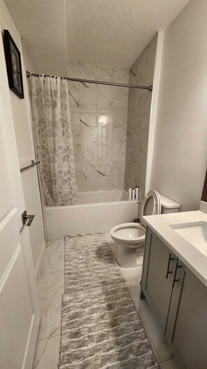 Hair dryer, towels, soap, toilet paper - Bright & Cozy 1 BR Suite Near WEM (Edmonton)