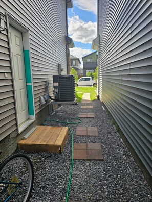 Property grounds - Bright & Cozy 1 BR Suite Near WEM (Edmonton)